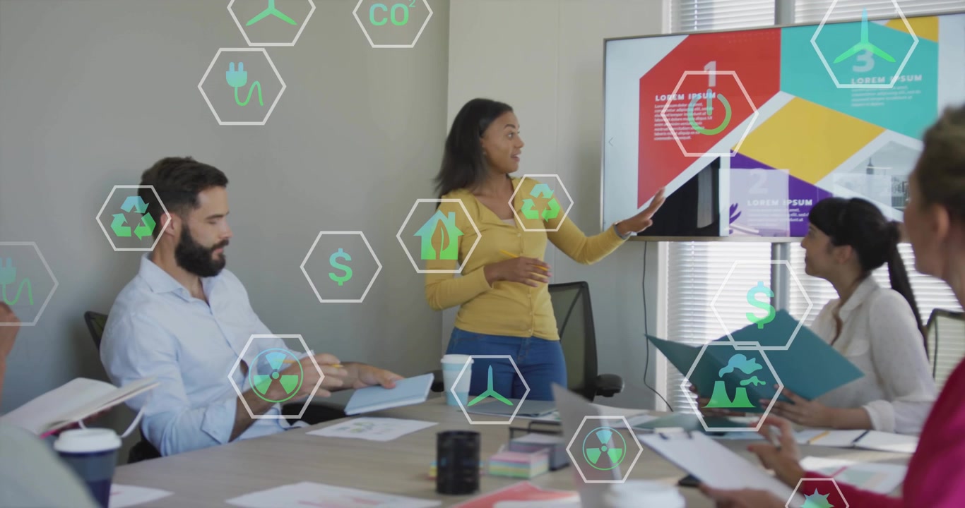 Equipe de Negócios Discutindo Sustentabilidade e Energia Verde em Reunião de Escritório