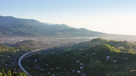vuelo de drones sobre colinas y valles florecientes en el campo de georgia