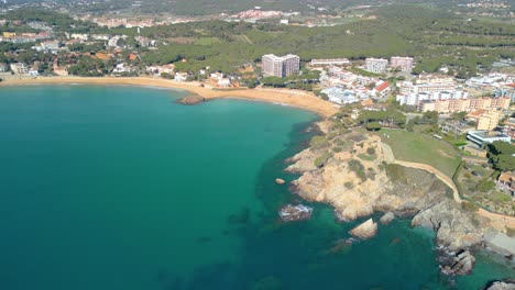 En-Lo-Alto,-La-Costa-De-La-Fosca-Ofrece-Una-Mirada-Al-Pasado,-Con-El-Castillo-Que-Sirve-Como-Recordatorio-Del-Pasado-Histórico-De-La-Región-Y-Al-Mismo-Tiempo-Proporciona-Un-Refugio-De-Lujo-Para-Los-Viajeros-De-Hoy-En-Día.