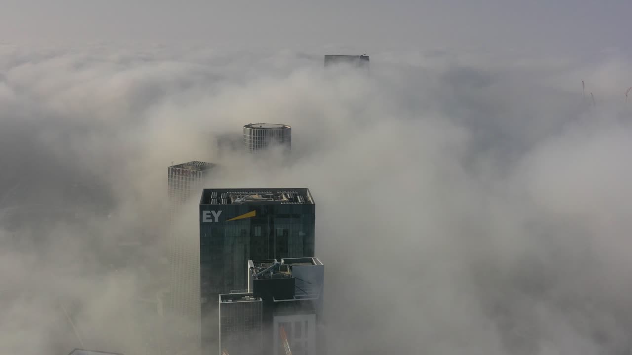 안개가 가득한 도시 스카이 라인