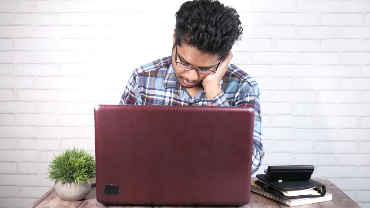 hombre trabajando en una computadora portátil en el escritorio