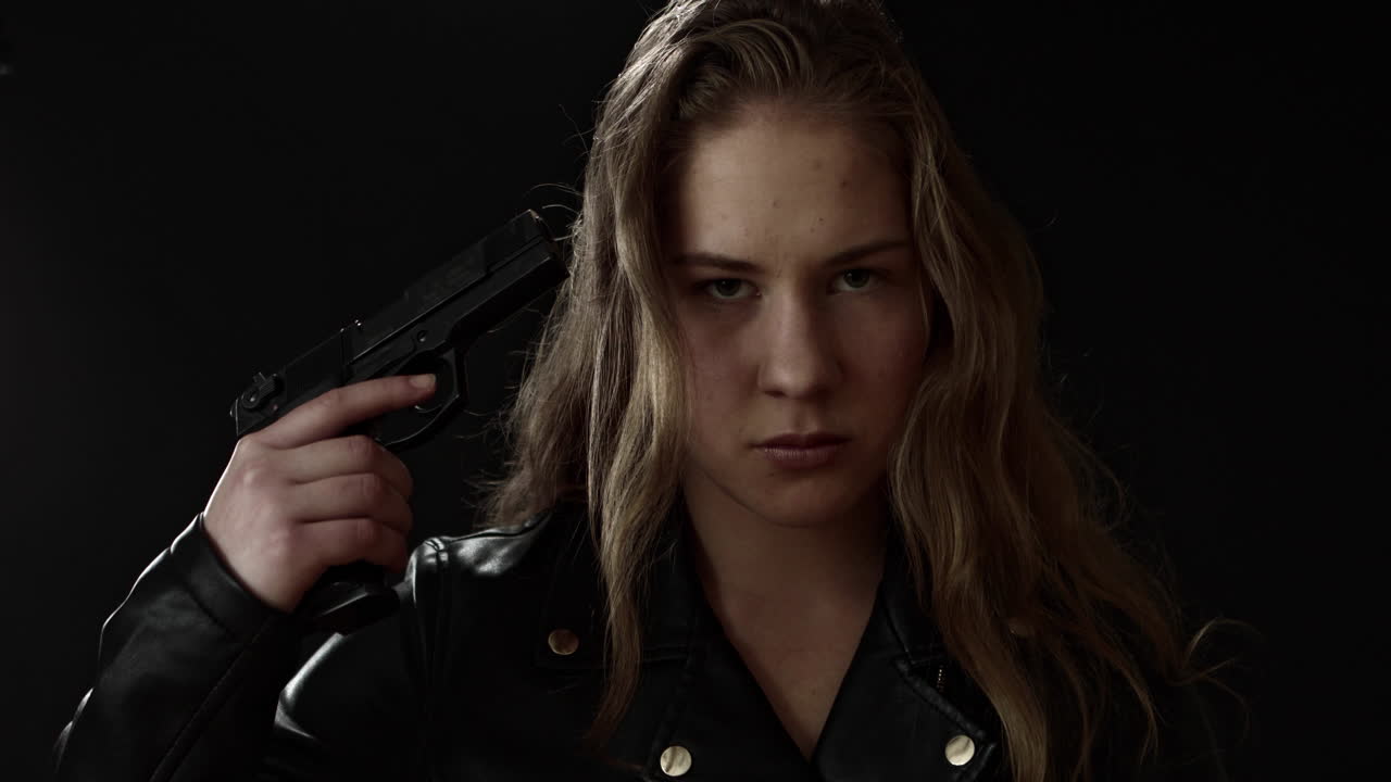 mujer joven tratando de suicidarse con una pistola