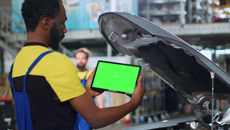 Tutorial-De-Reparación-De-Coche-Con-Tableta-De-Pantalla-Verde