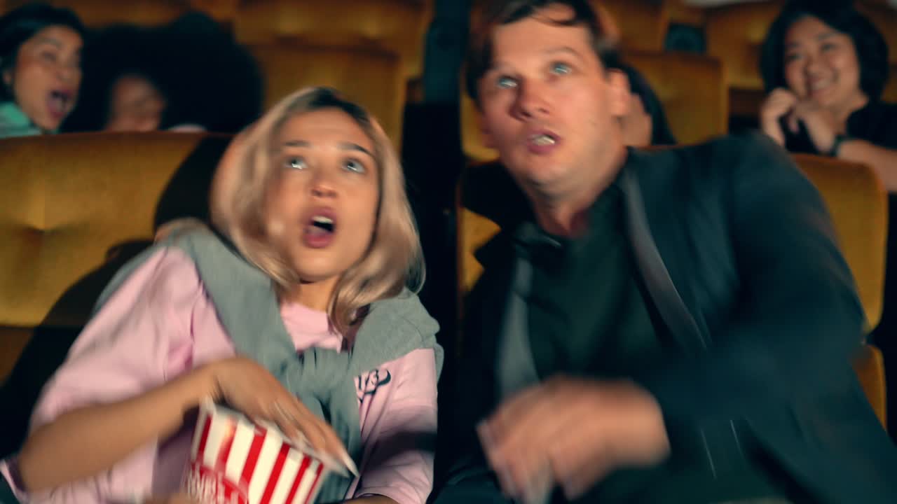 관객들이 영화관에서 영화를 보고 있습니다.