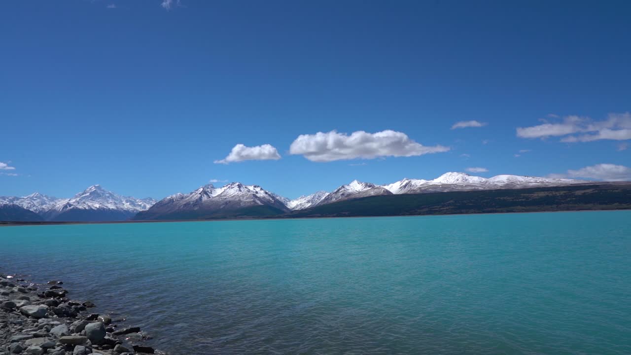 панорамирование над озером пукаки с горой кука на заднем плане
