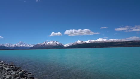 panorámica sobre el lago pukaki con el monte cook al fondo