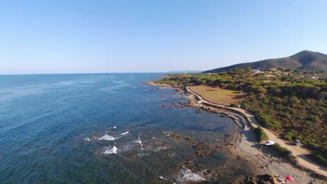 Antenne---Eine-Felsige-Küste-In-Sardinien