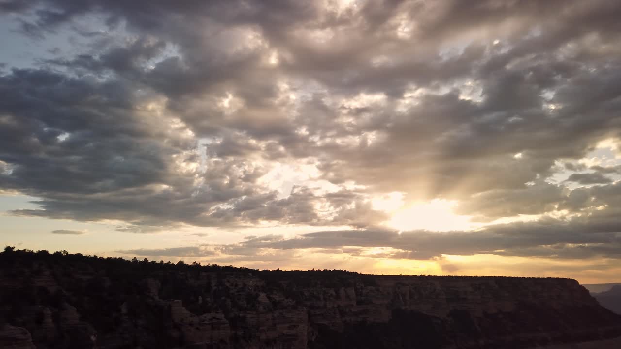 timelapse de la puesta de sol con nubes en el parque nacional del gran cañón, arizona, estados unidos
