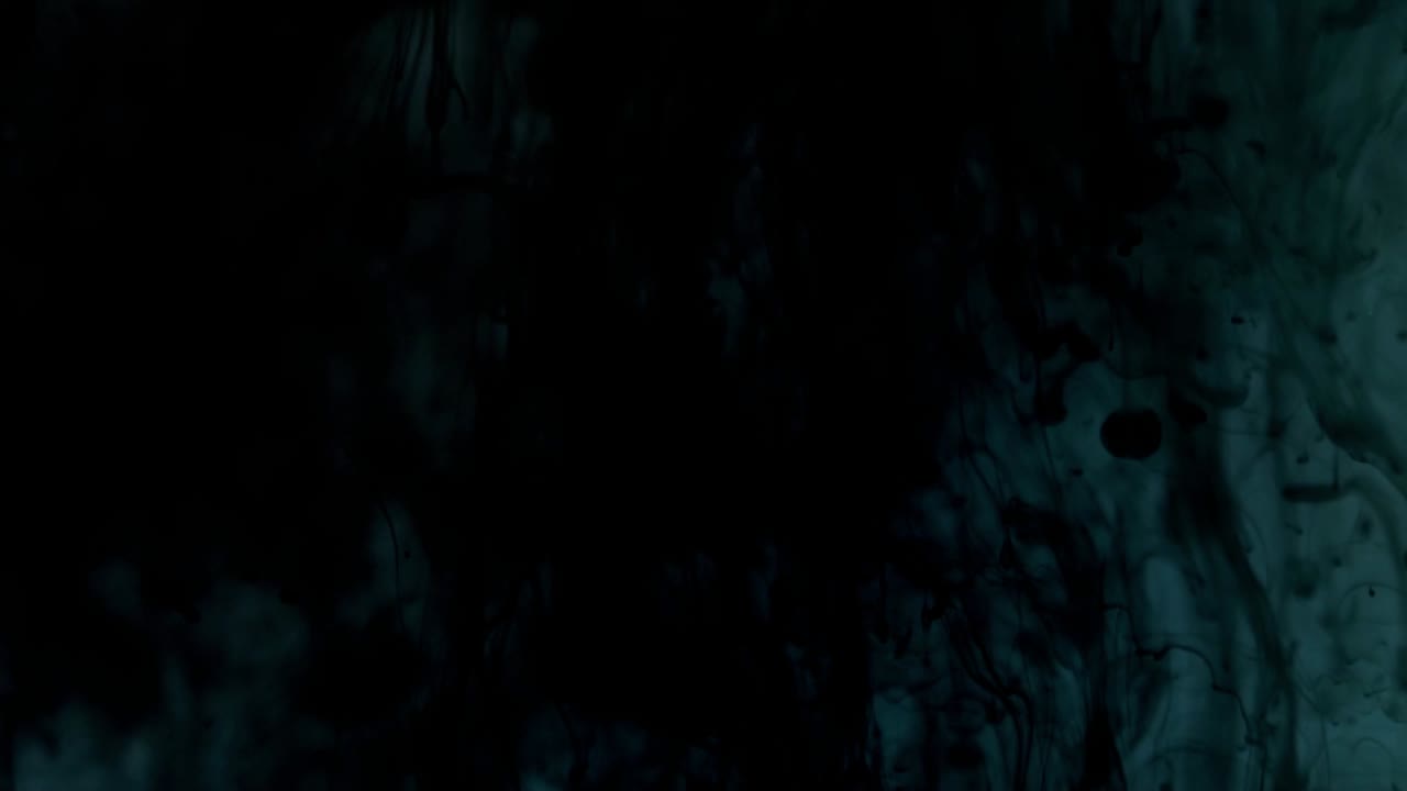 inchiostro scuro che si muove lentamente nell'acqua