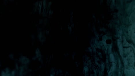 tinta oscura moviéndose lentamente en el agua