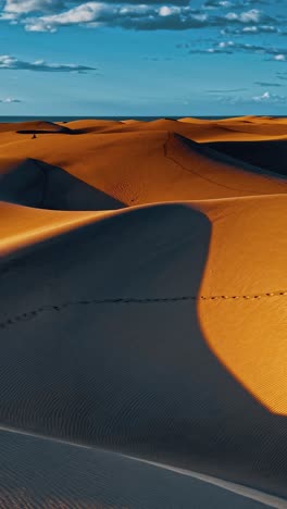 explore las impresionantes dunas de arena de gran canaria al atardecer