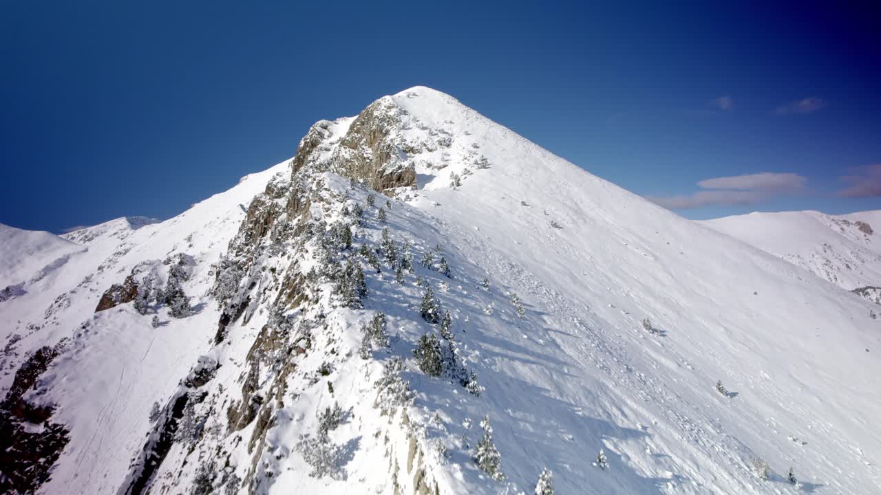 스페인 피레네 산맥 의 아름다운 눈 인 산맥 의 공중 사진