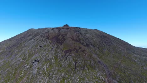 The-biggest-vulcano-in-the-Azores,-Pico-Mountain