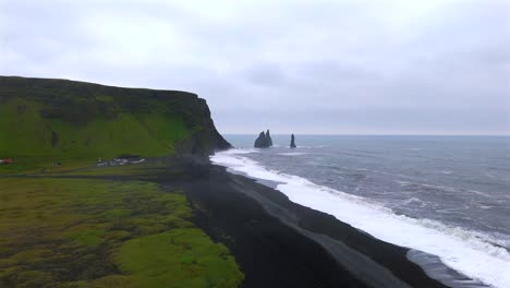 las vistas aéreas de reynisfjara destacan sus características geológicas únicas, lo que lo convierte en un destino imprescindible para los amantes de la naturaleza y los aventureros por igual.