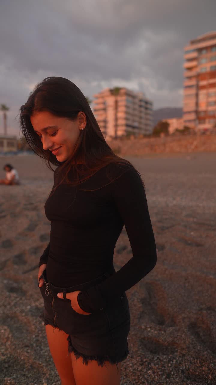 Mulher em uma praia ao pôr do sol