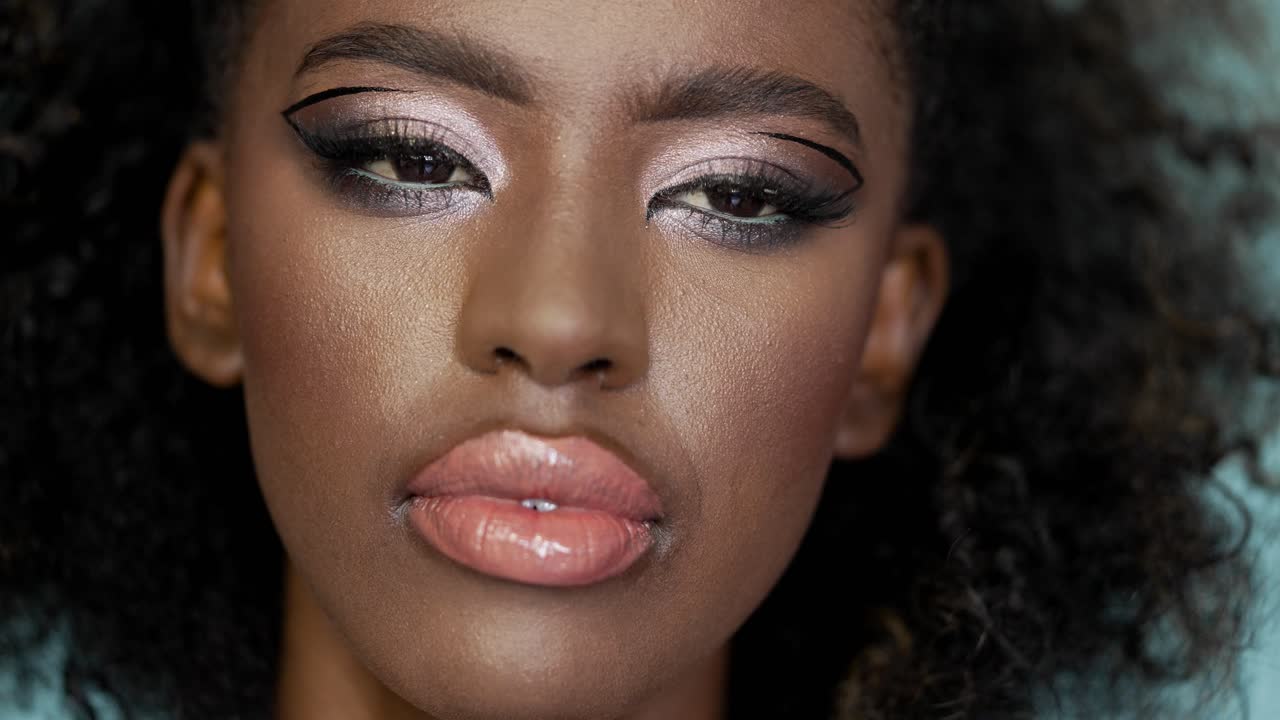 retrato en primer plano de una mujer con maquillaje intrincado