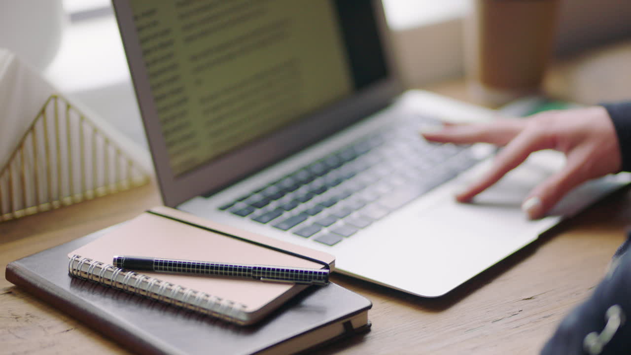 zoom, manos y mujer en su computadora portátil leyendo