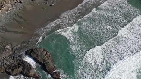 4K-Drohnenaufnahmen,-Die-Aus-Wellen-In-Der-Nähe-Von-Klippen-Und-Felsen-Im-Samuel-Boardman-Corridor-Von-Brookings,-Oregon,-Herauszoomen