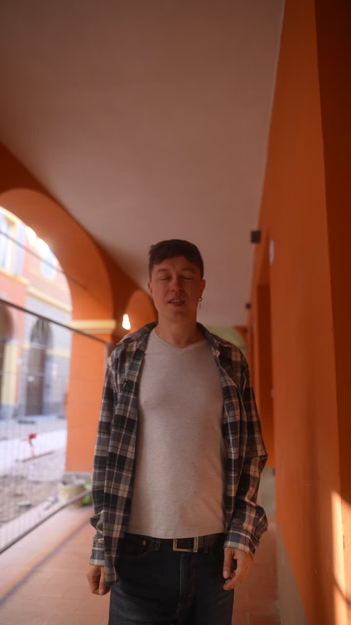 아치로 고 있는 남자