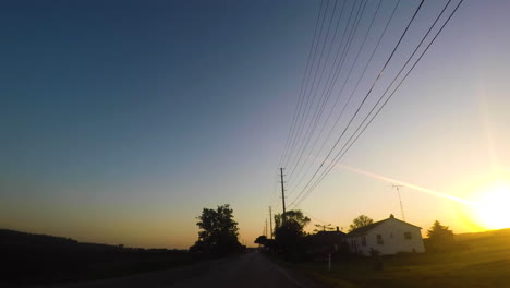 Autofahrt-Durch-Eine-Bauerngemeinde-Bei-Sonnenuntergang