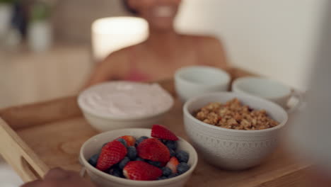 desayuno, cama y pareja con un hombre