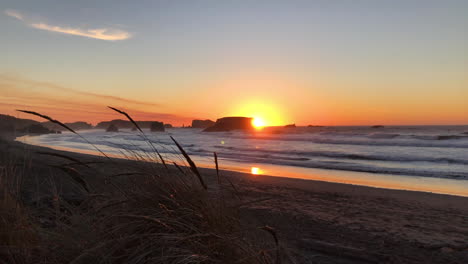 Cañas-Meciéndose-En-La-Brisa-En-Bandon-Beach-En-Oregon-Durante-La-Puesta-De-Sol