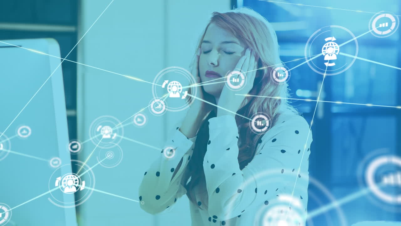 animación de la red de conexiones con iconos sobre cansada mujer de negocios caucásica con computadora