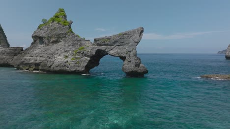 Natürliche-Felsbogen-Klippenformation-Nahe-Der-Küste-Von-Atuh-Beach,-Nusa-Penida,-Antenne