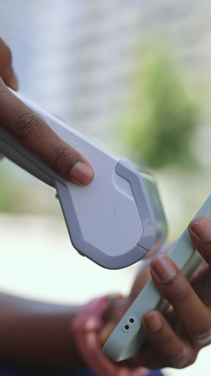 Persona che effettua un pagamento contactless con uno smartphone