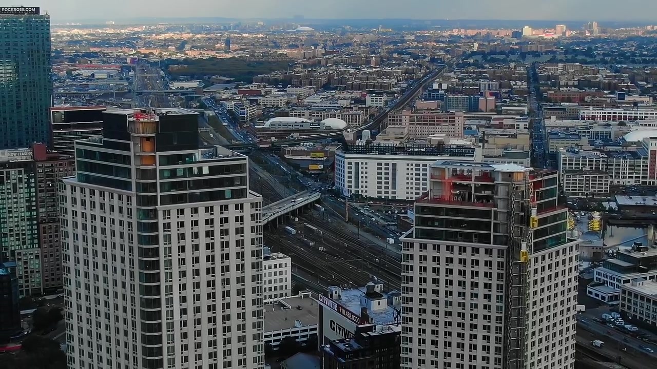 Vista aérea de trilhos de trem e edifícios em Nova Iorque.