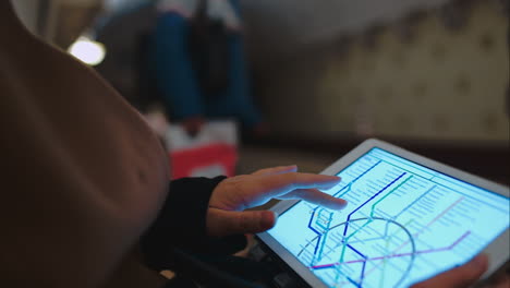 Woman-uses-tablet-in-the-subway