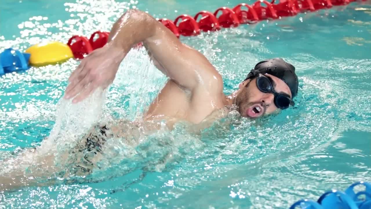 수영장에서 수영하는 체력 있는 남자