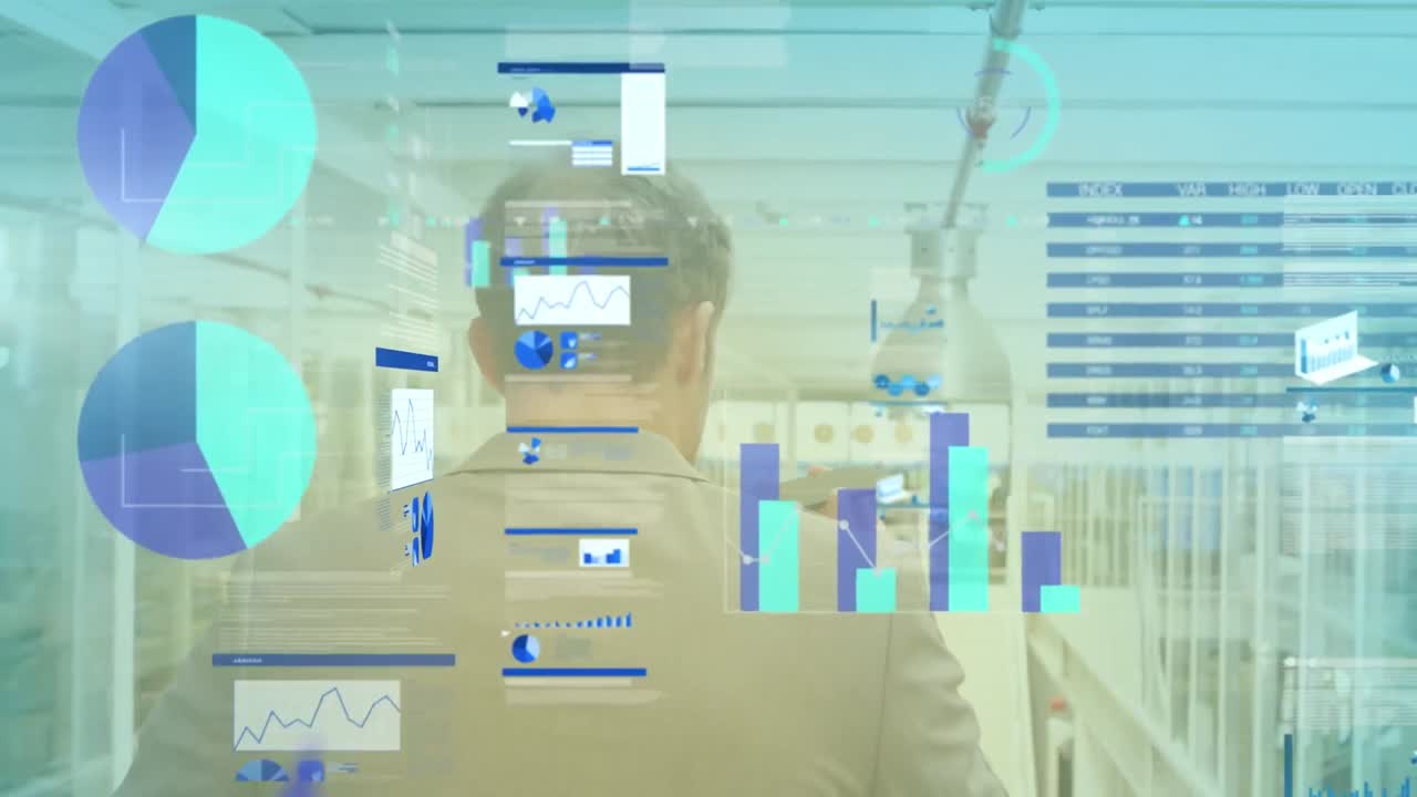 animación de gráficos, datos de programación y números en vista trasera de un director ejecutivo masculino hablando por teléfono celular