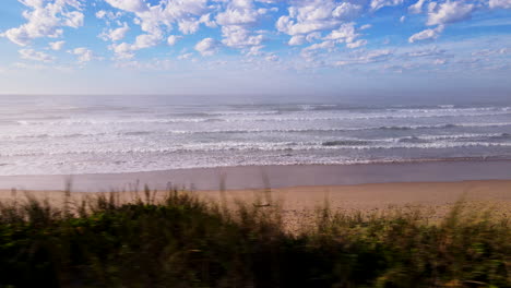 Vista-Desde-Las-Dunas-De-Lappiesbaai-Sobre-La-Playa-Mientras-Las-Olas-Llegan