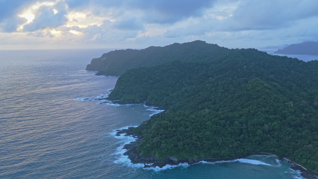 Veduta aerea di una costa tropicale di un'isola rossa a Giava, Indonesia