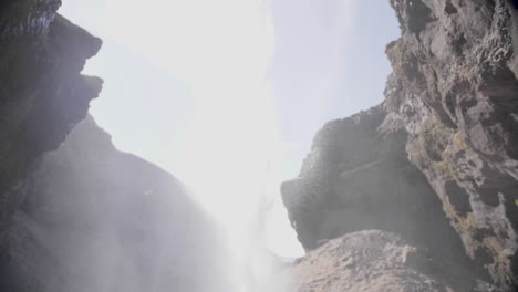 Hinter-Einem-Wunderschönen-Wasserfall-In-Island