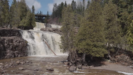 Gooseberry-Falls-Rauschen-über-Die-Felsen-Im-Minnesota-State-Park