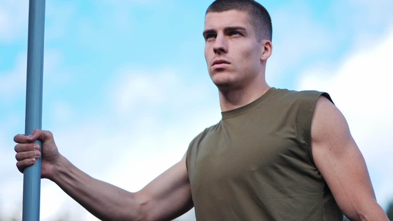 joven atleta musculoso concentrado y centrado en la competencia en un día soleado