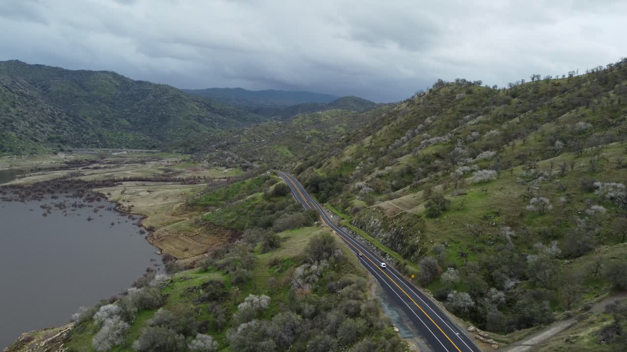 los vehículos que suben y bajan por la sierra conducen a lo largo del área recreativa de rocas resbaladizas en las estribaciones de las sierras en el parque nacional de sequoia, california