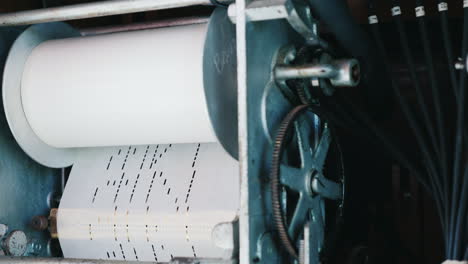 un antiguo mecanismo de máquina de discos donde la melodía se programa en una tarjeta perforada de papel