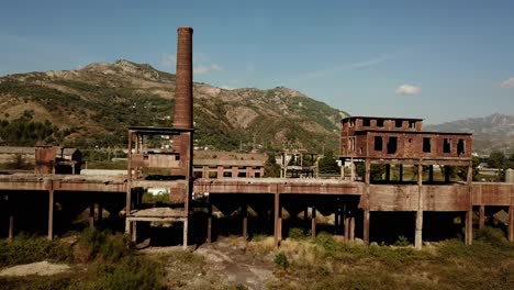 Vista-De-Drones-De-Las-Fábricas-De-Metal-Abandonadas-En-Kombinati-Metalurgjik,-Albania,-Balcanes,-Europa