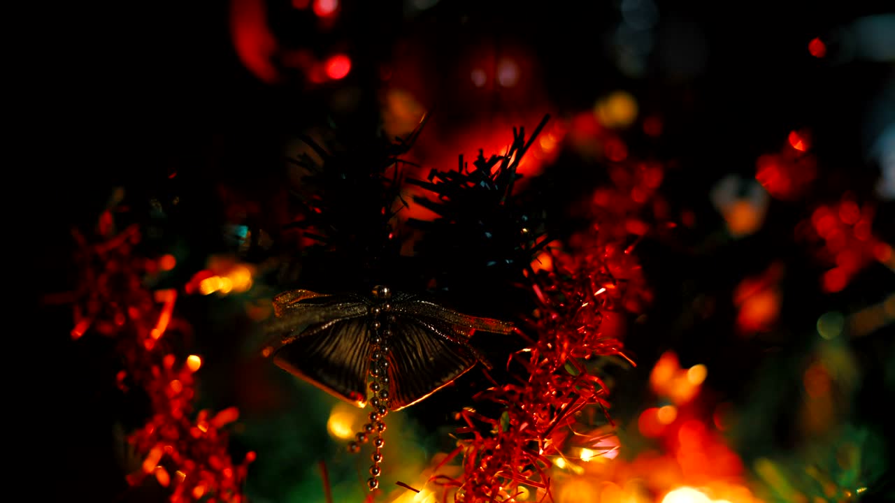 크리스마스 트리 및 크리스마스 조명, 메리 크리스마스 및 행복한 휴일, 장식 된 크리스마스 나무