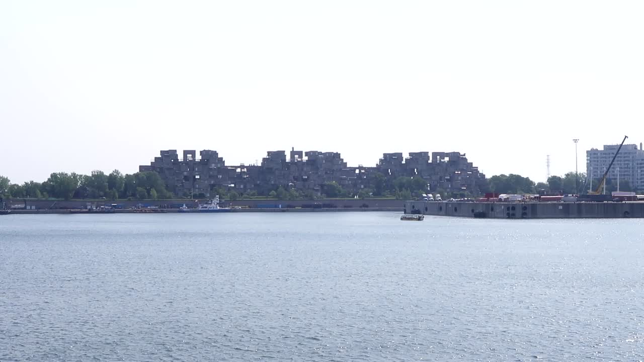 이것은 2018년 8월에 1980년대에 지어진 올림픽 콘도미니엄이 내려다보이는 강 건너편에 기록되었습니다.