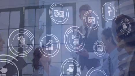 animación de iconos y procesamiento de datos sobre diversas personas de negocios