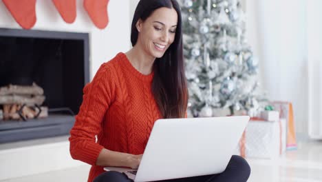 Mujer-Joven-Feliz-Navegando-Por-Internet