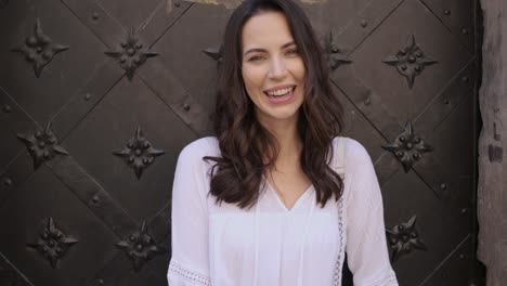 joven mujer feliz y sonriente de moda posando en la calle de la ciudad