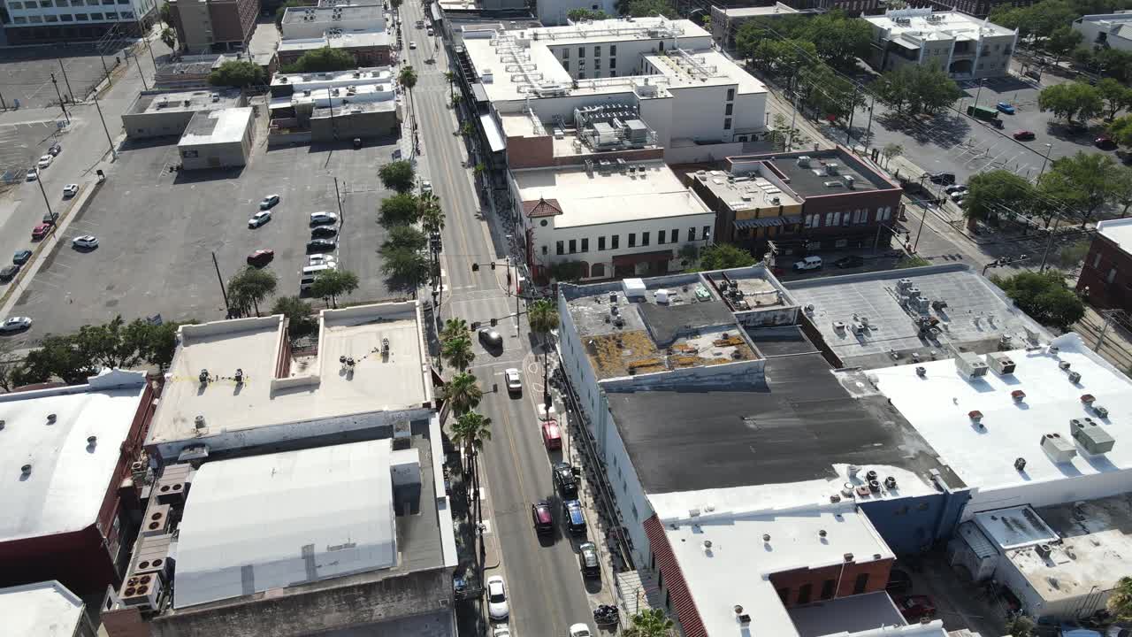 vuelo con drones por la 8va avenida este en ybor city, tampa, florida