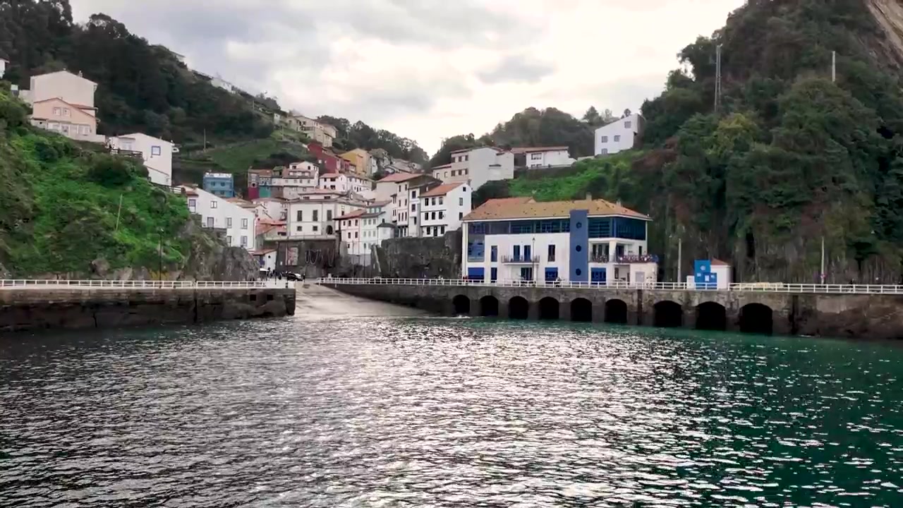 Vista da entrada do porto de pesca de Cudillero, uma encantadora vila de pescadores localizada nas Astúrias, Espanha. Cudillero_4