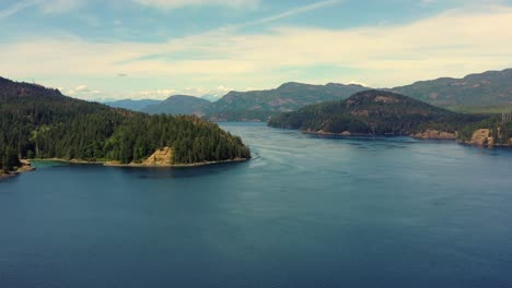 Wellenfelsen-In-Sicht:-Drohnenflug-über-Wasser-In-Richtung-Inseln-Und-Berge-Des-Campbell-River