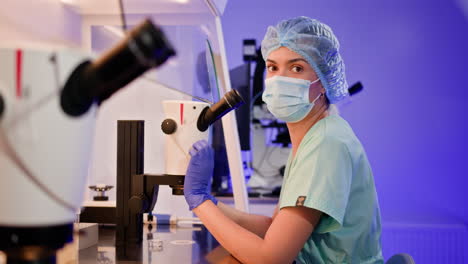 científico que trabaja en un laboratorio